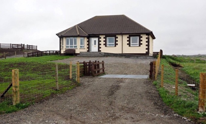 Pollachar Cottage | LINGEIGH, pet friendly in Daliburgh, Isle Of South Uist