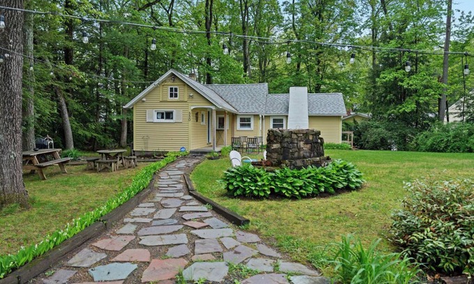 Southwick House | Linny’s Lake Retreat, Family-Friendly & Dock Access