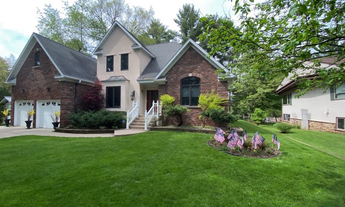 Waupaca House | Lion on Dake Lake—Chain O' Lakes—Waterfront