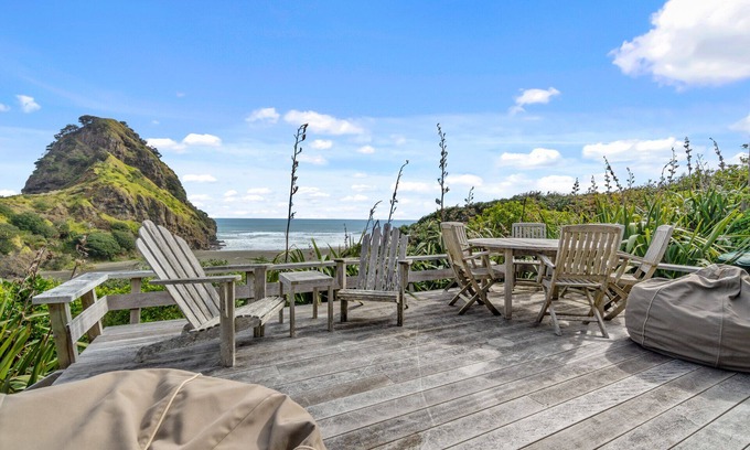 Piha House | Lion Rock Spectacular - Piha Holiday Home