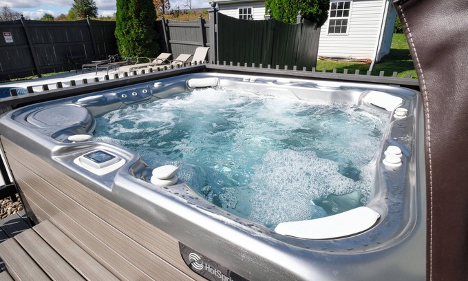 Reedsville House | Lions Den. Pool-Hot Tub-EspressoBar-Stadium 30 Min