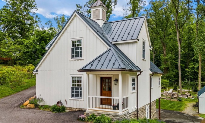 Saint Davids Cottage | Lismore Carriage House - One Bedroom & Loft Sleeps 8 with Full Kitchen & 2 Baths