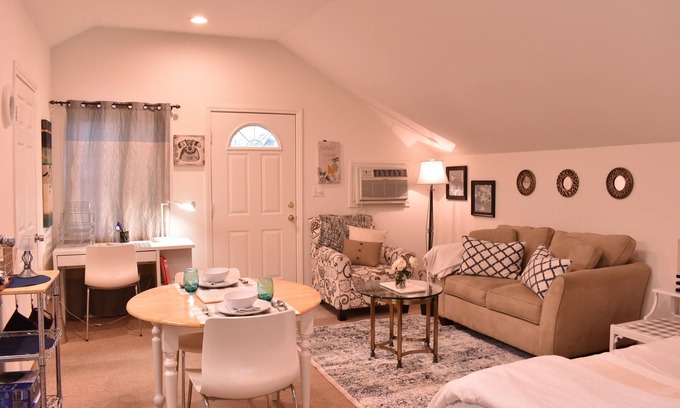 Sherman Oaks House | Lite & Airy Sherman Oaks Studio w/garden, close to Universal Studios.