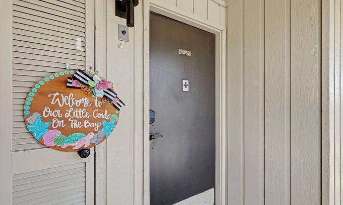 Daphne Condo | Little Condo By The Bay