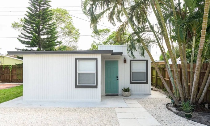 Croissant Park Cottage | Little Cottage by the Pine Tree - 5 mins from FLL Airport & Cruise Port