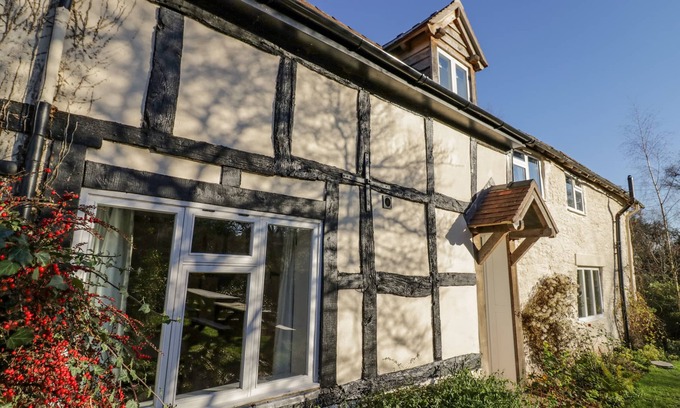 Little Cowarne Cottage | LITTLE COWARNE COURT, pet friendly, with a garden in Little Cowarne