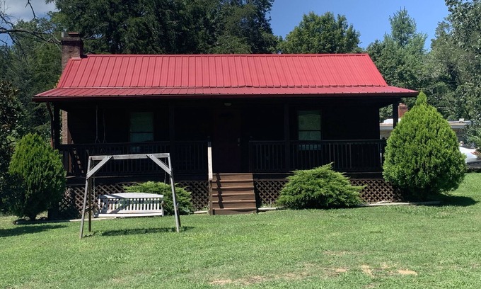 New Tazewell Apartment | Little Cozy Cabin on Norris St just steps away from beautiful Norris Lake