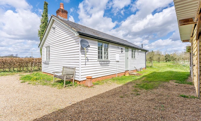 Tonbridge Cottage | LITTLE MELROSE, romantic, with a garden in Collier Street