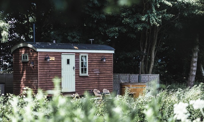 Winestead Cottage | LITTLE OTCHAN SHEPHERD'S HUT, romantic, with hot tub in Roos
