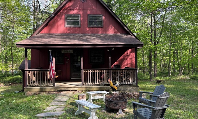 Berkeley Springs Cabin | Little Red Cabin in Coolfont Mountainside Community, Berkeley Springs, WV