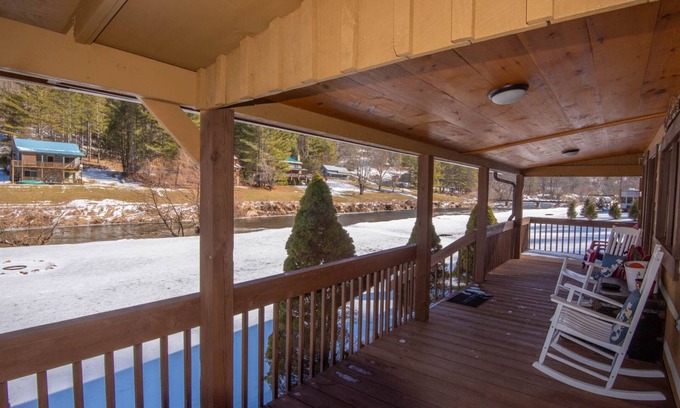 Lansing Cabin | Little Red on the New River + Covered Porch + Fire Pit + Riverfront