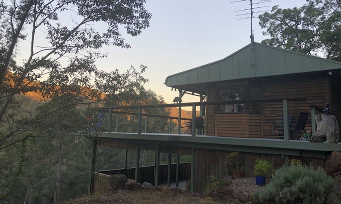 Gunderman House | Litttle House on the Hill- Hawkesbury River Views -Overlooking National Park.