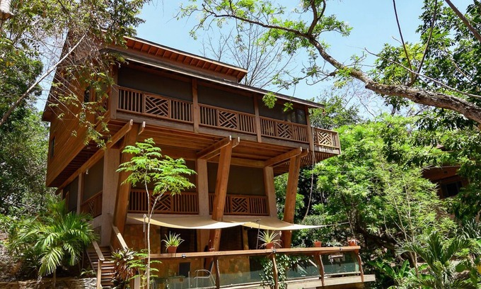 Antoneys Cay Apartment | Live like a local in a family-sized 2BR, 2min to beach, bars, dive & snorkel!