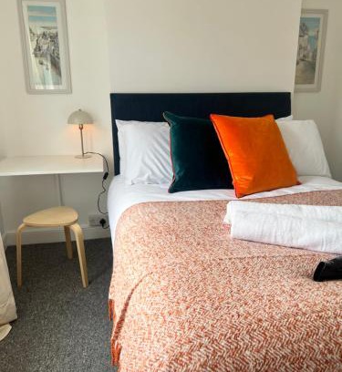 Barry House | Live Like a Local in Barry, 4-Bed Home Near the Beach, Dog-Friendly, with all the Gavin & Stacey Charm!