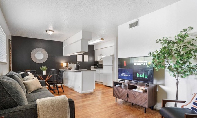 North Loop Apartment | Live Like a Local | Private Apt w/ King Bed + Pool
