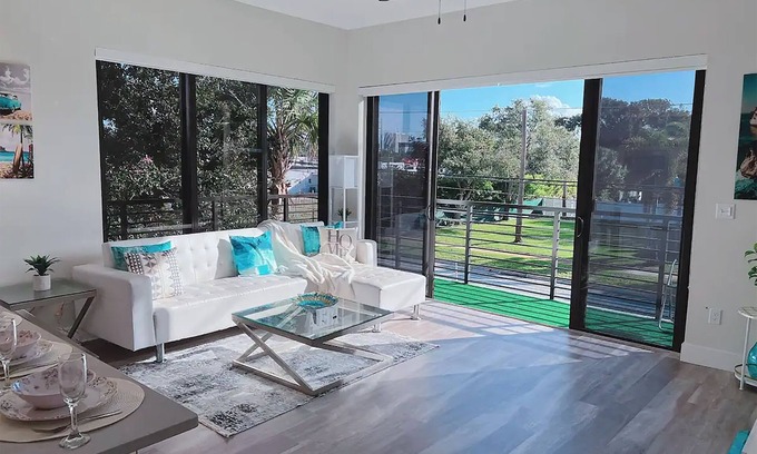 West Palm Beach Apartment | Live lux nearby the beach and downtown WPB/Gym/Ev