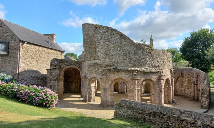 Treverec House | Live stately and family in this beautiful vacation home in Trévérec.