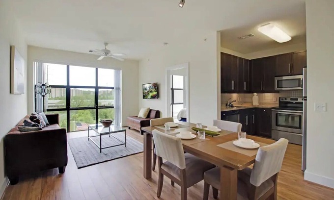 Eisenhower East Apartment | Live Well | Relax | Cozy | Old Town | 2 Bedrooms