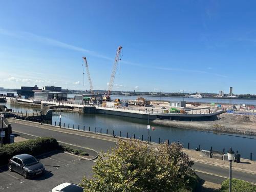 Vauxhall Apartment | Liverpool 2 bed City, River Mersey View Apartment, sleeps 5, FREE parking