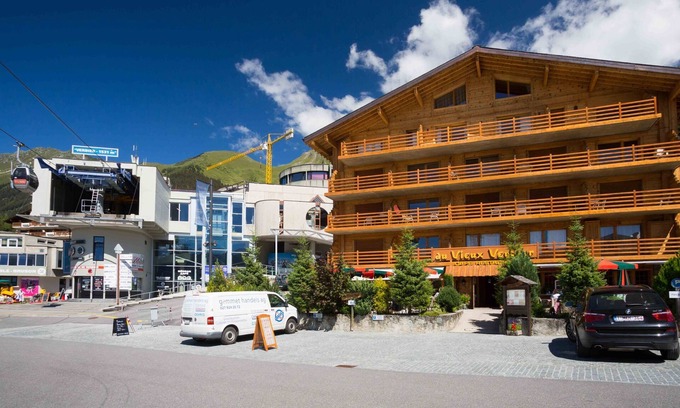 Verbier Apartment | Living room with sofa bed, two beds in the entrance hall, open-plan kitchen with 2 hotplates and Nes