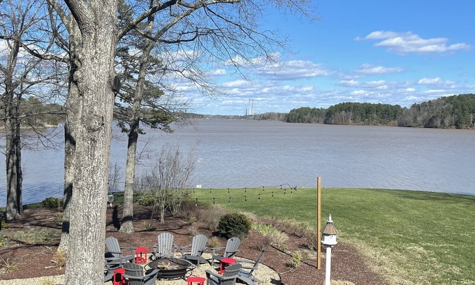 Semora House | Living the Lake Life w/2 kitchens 6 bdrms