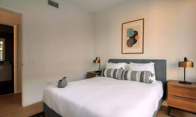 Logan Circle Apartment | Liz by Black Swan 401LT (2/2, Cap 4)