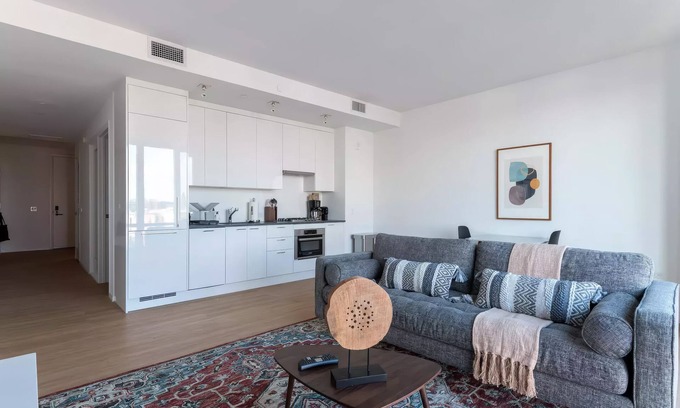 Logan Circle Apartment | Liz by Black Swan 412LT (1/1, Cap 2)