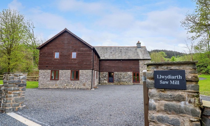Llanfair Caereinion Cottage | LLWYDIARTH SAW MILL, pet friendly in Llanfair Caereinion