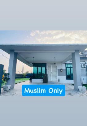Durian Tunggal House | LNZ Pool Homestay Melaka