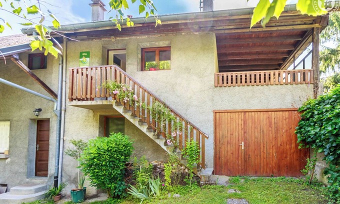 La Trinite House | Located 31km from Chambéry and 33km from Albertville, in the small Val Gelon valley, between the Parc de l'Anjou and the Parc de l'Anjou.
