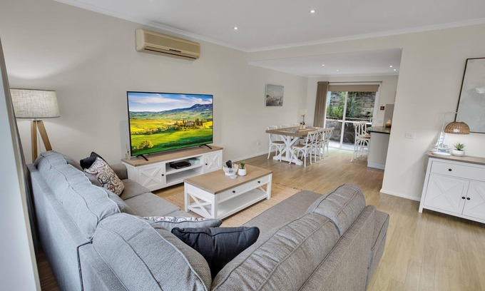 Metung House | Located along the beautiful Metung foreshore walks