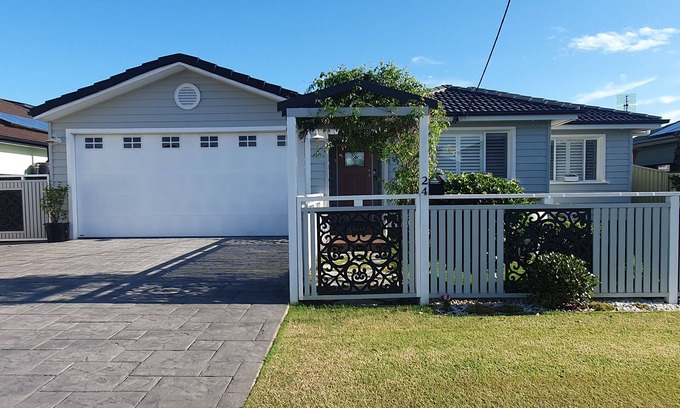 Windang House | Located between picturesque Lake Illawarra and Windang beach