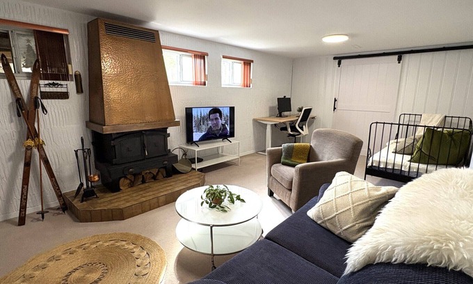 Laval Apartment | Located in a beautiful and quite residential area in the heart of Laval.