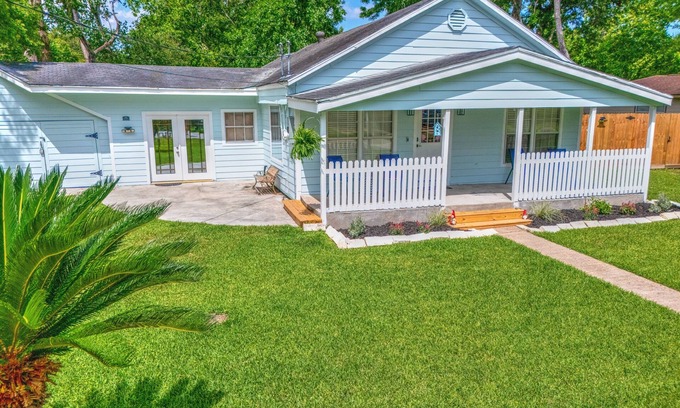 League City House | Located in historic League City, walkable to shops & food