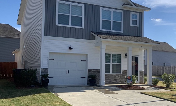 Oak Grove House | Located in safe community close to most attractions.