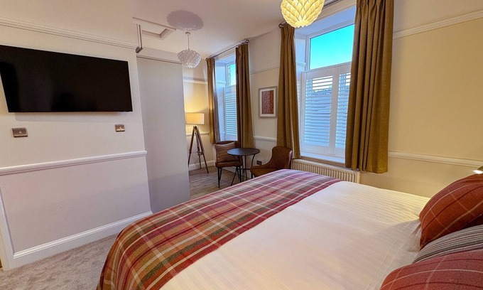 Padfield Apartment | Located in the heart of Glossop in the High Peak, Westwood Boutique Aparthotel combines comfort with convenience. Set against the breathtaking backdrop of the Peak District.