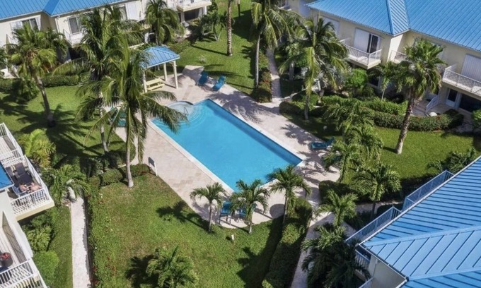 Grace Bay House | Located in the heart of Grace Bay and minutes away from the Grace Bay Beach.