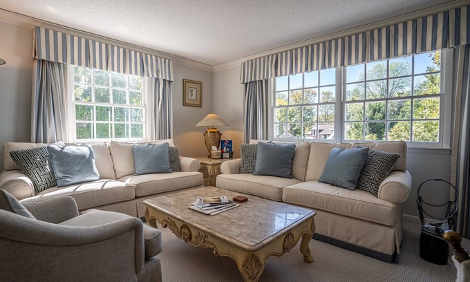 Carbondale Cottage | Located in the Luxurious Pine Manor Estates!