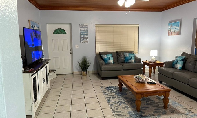 Lubbers Quarters Cay Apartment | Located in the quiet neighborhood of Little Orchard in Marsh Harbour. 2bed 2bath