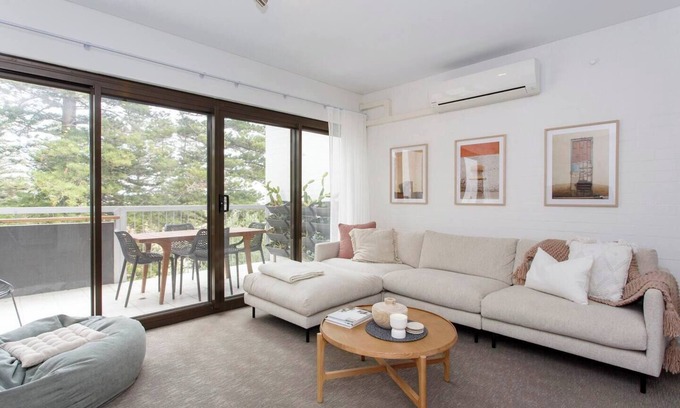 North Coogee Apartment | Located just a stones throw from the Beach Breaksea is the perfect place to enjoy some time away