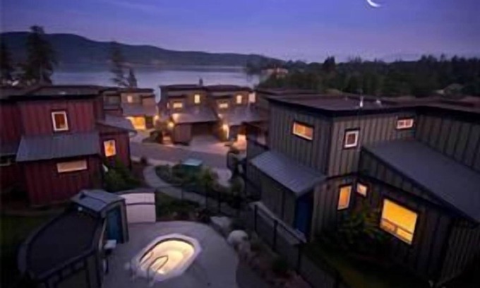 Sooke House | Located on the ocean in beautiful Sooke where the "Rainforest meets the Sea"