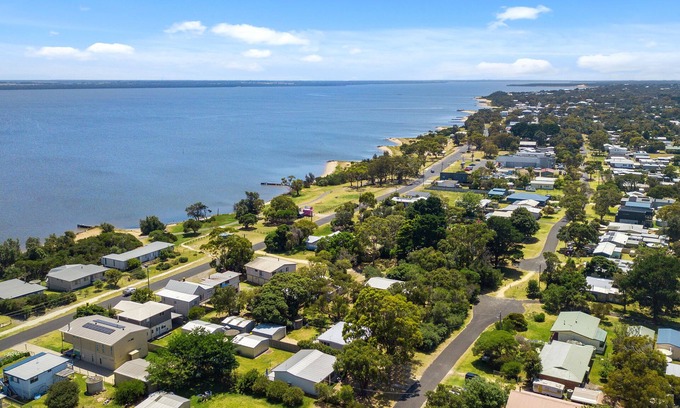 Loch Sport House | Located one street back from Lake Victoria 100m from the playground and shops