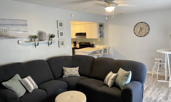 Northeast Virginia Beach Condo | Located right outside of the Vibe District at the Virginia Beach Oceanfront