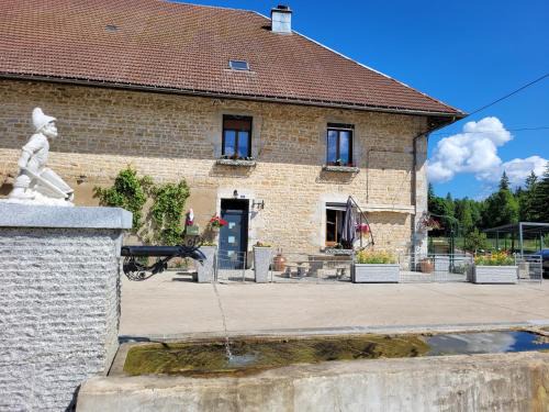 Entre-Deux-Monts Apartment | Location à la ferme entre lacs et montagnes "chez papy"