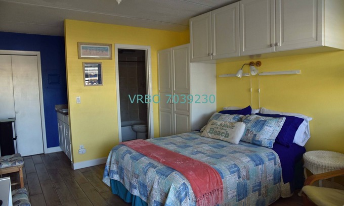 Golden Beach Apartment | LOCATION! LOCATION! Lovely Venice Villa - 2 min walk to beach!