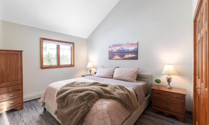 Intervale House | Location, pool, games, king bed!