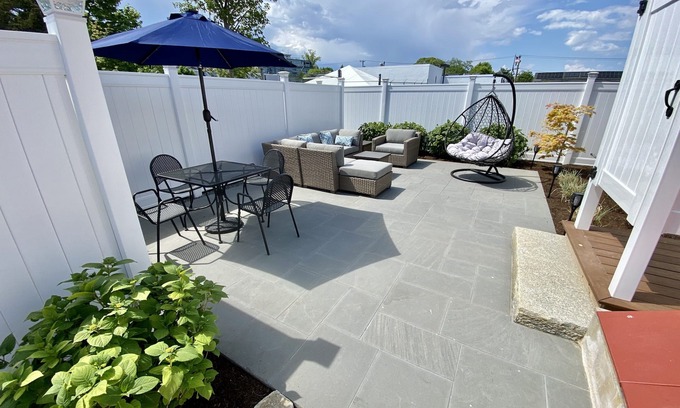 Vineyard Haven Cottage | LOCATION & QUALITY! Right in town, freshly renovated, near everything u need!