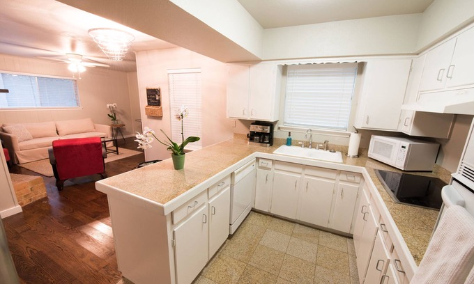 Northeast Dallas House | Location! Tastefully Updated 2-2 Lakewood Duplex, 1/2 mile to White Rock Lake