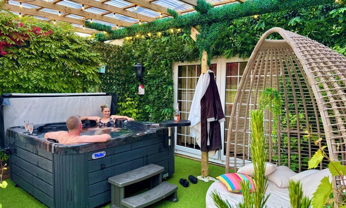 Glasgow Apartment | Loch Lomond Villa THE JUNGLE ROOM with a Private HOT TUB
