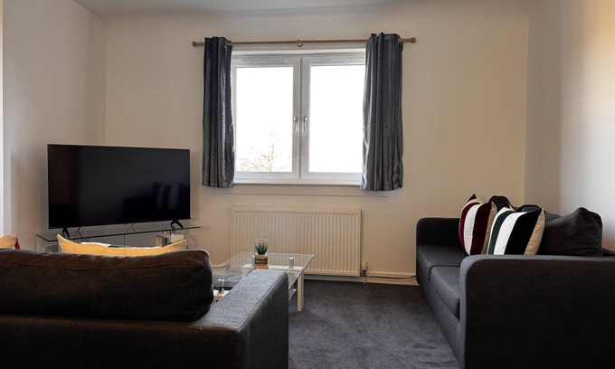 Kelty Apartment | Loch Ore View - sleeps 6 guests in 3 bedrooms